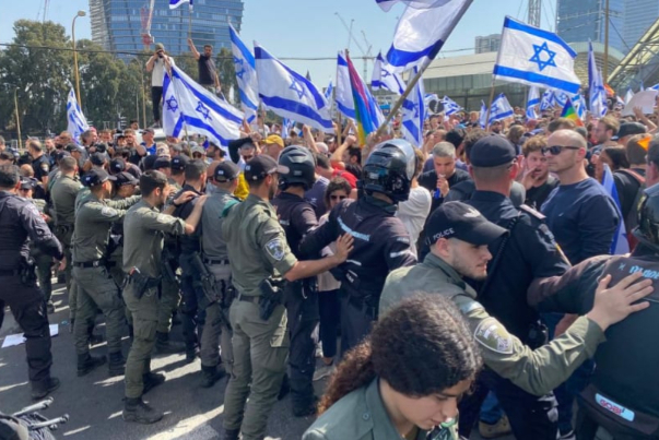 משטרת המשטר הציוני תוקפת את המפגינים נגד נתניהו