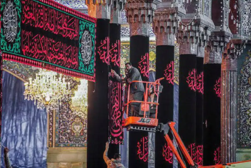 نصب بیرق های عزای سیدالشهدا(ع) در حرم امام حسین(ع) +فیلم