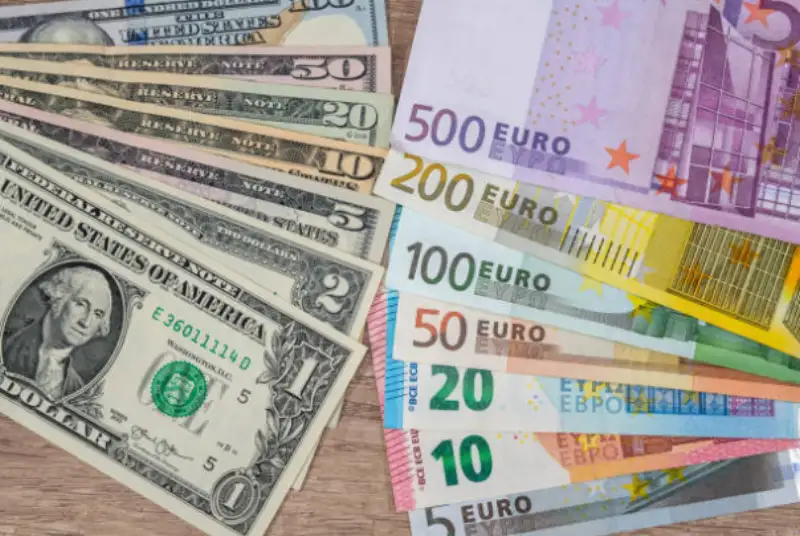 رشد نرخ دلار و کاهش یورو در معاملات مرکز مبادله