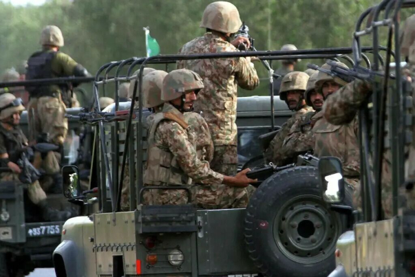 حمله تروریستی به پادگان ارتش در پاکستان؛ 8 نظامی و 10 مهاجم‌ کشته شدند + عکس