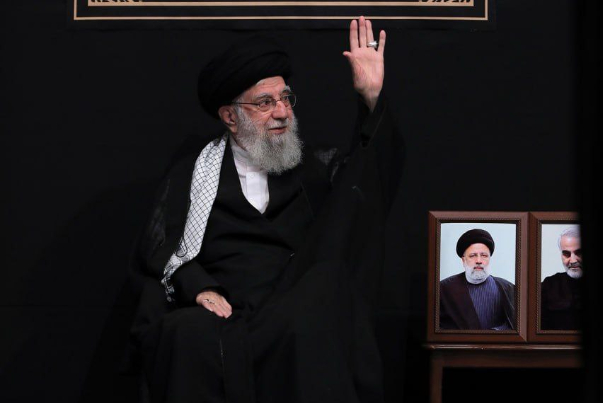 ورود رهبر انقلاب به مراسم عزاداری شب شهادت امام سجاد (ع) +فیلم