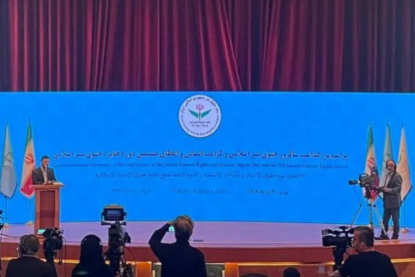 Вручение Исламской премии в области прав человека мученику Хании и семье мученика Амира Абдоллахияна