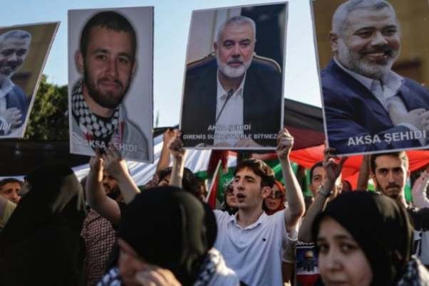 В знак протеста против убийства Хании; Тысячи людей протестовали в Турции