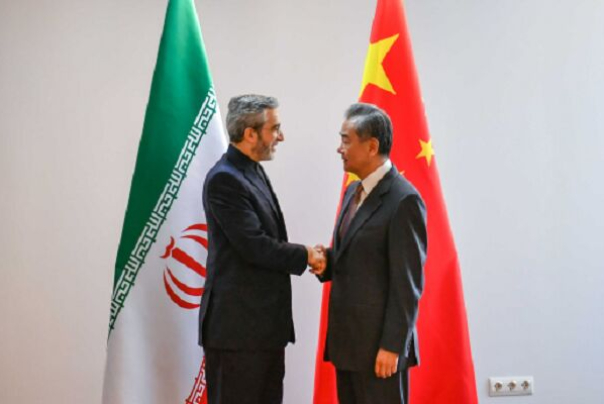 Ван И: Китай поддерживает Иран в защите своего суверенитета