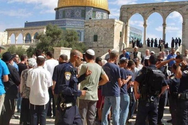 אלפי מתנחלים בראשות בן גביר מסתערים על חצרות מסגד אל-אקצא