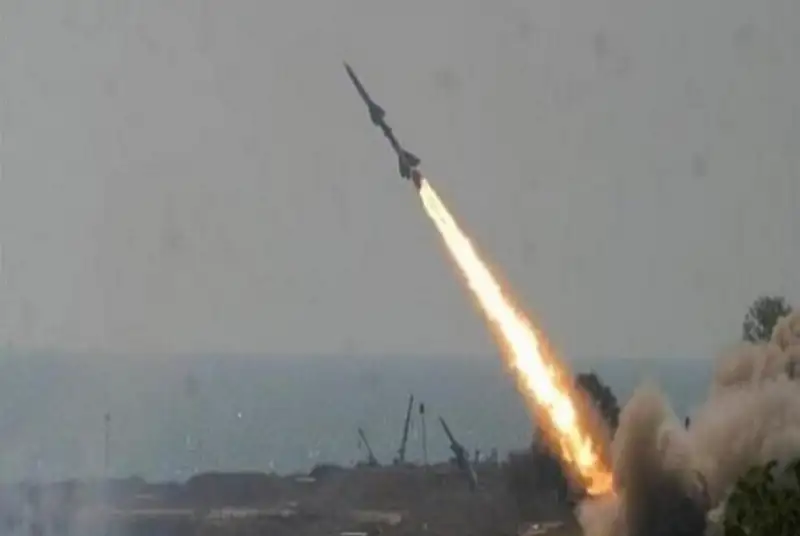 حمله یمنی‌ها با موشک‌های بالستیک  به «تل‌آویو» + فیلم