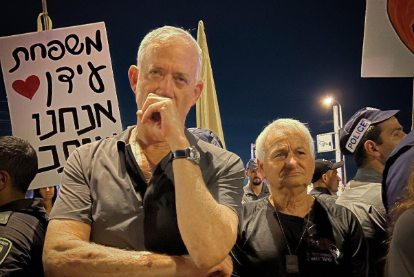 Ганц: действия Нетаньяху ставят под угрозу безопасность Израиля