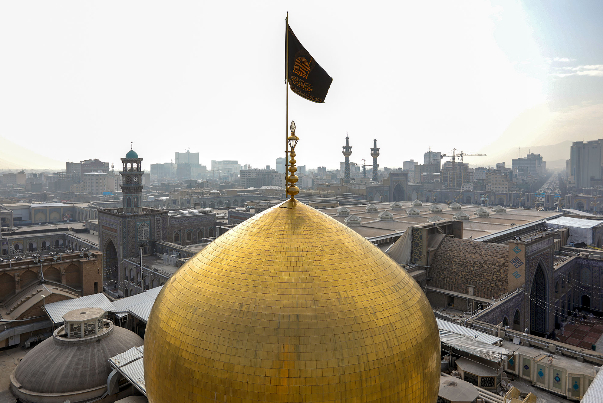 پرچم عزا بر فراز گنبد امام‌رضا(ع) برافراشته شد