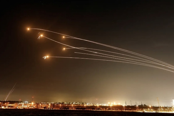 伊朗发动新一轮导弹袭击 以北部海法市传出巨大爆炸声