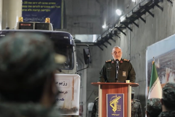 伊朗展示地下军事基地