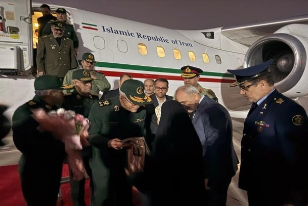 האלוף באגרי מגיע לאיסלאמבאד