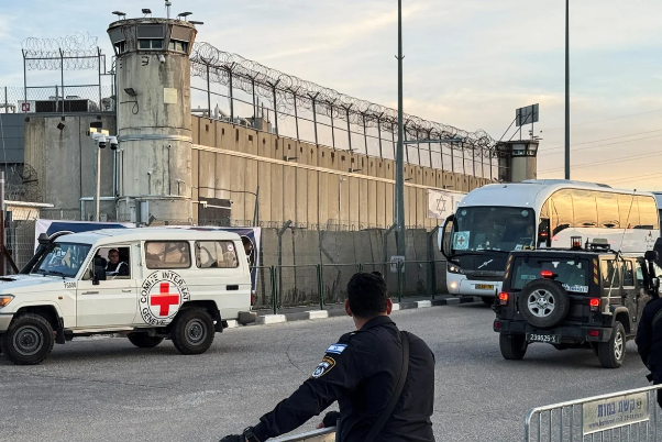 הפלסטינים ממתינים לשחרור 90 אסירים מכיוון שישראל מגבילה את החגיגות