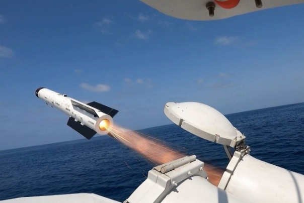 革命卫队演习中使用现代无人机发射智能导弹