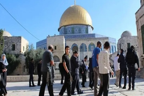 עשרות מתנחלים מסתערים על אל-אקצא וקריאות להגביר את הנוכחות במסגד