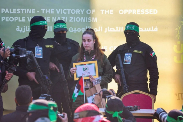 מג'בליה ומול ביתו של השהיד סינוואר.. ההתנגדות הפלסטינית מוסרת 3 אסירים ישראלים