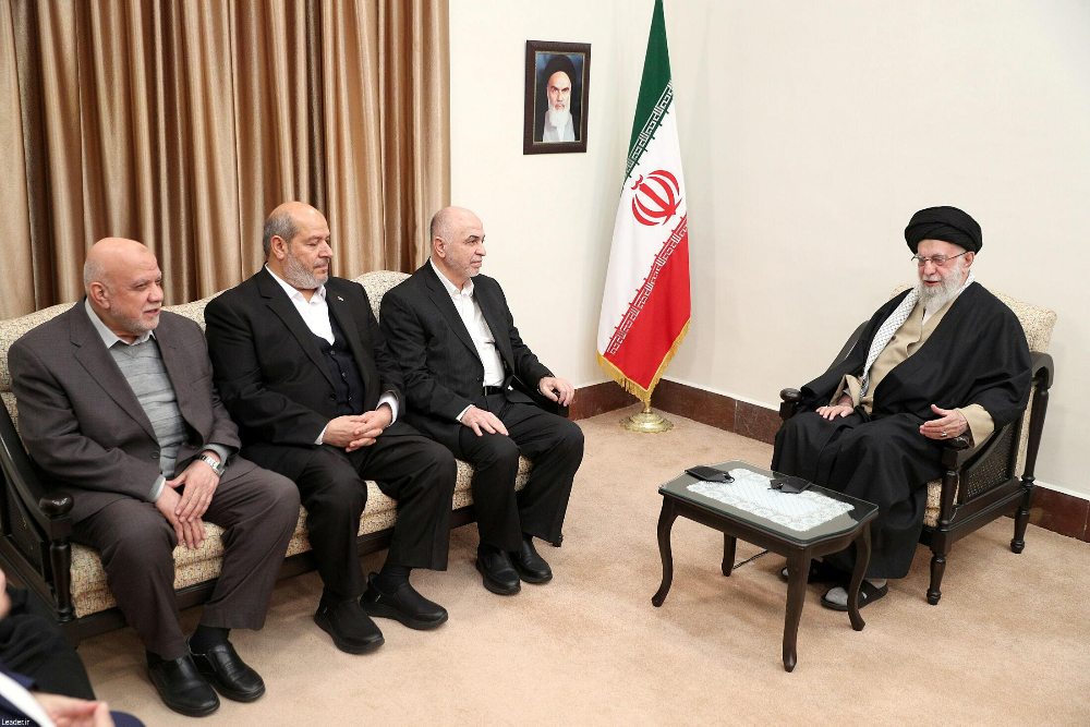 מר חמינאי במהלך קבלתו של משלחת חמאס: ניצחת את הישות הציונית ואת ארה"ב