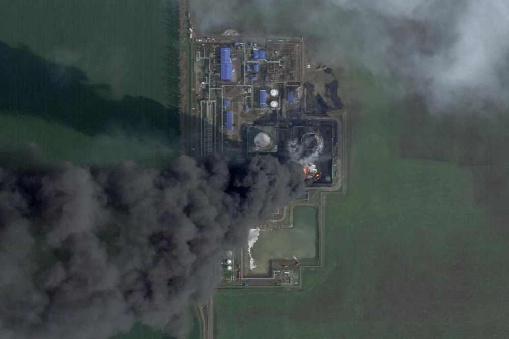 انبار نفت روسیه پس از حملات اوکراین همچنان می سوزد