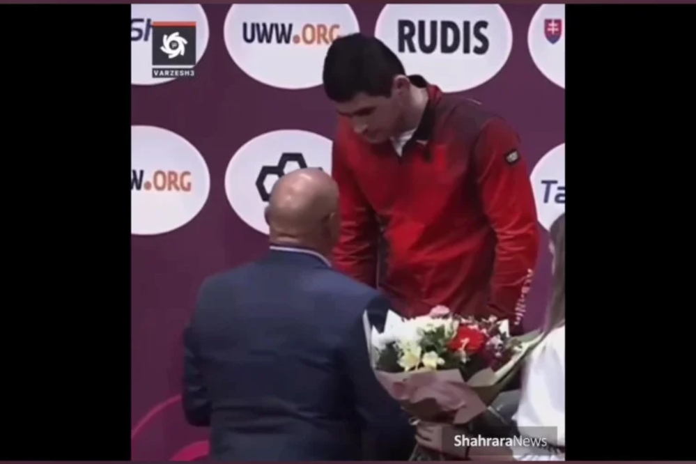 俄罗斯联邦总统与摔跤冠军的激烈冲突