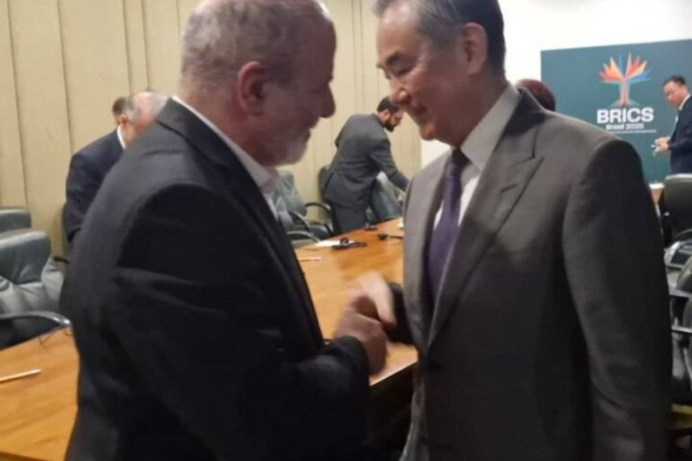 Министр иностранных дел Китая встретился с Ахмадианом