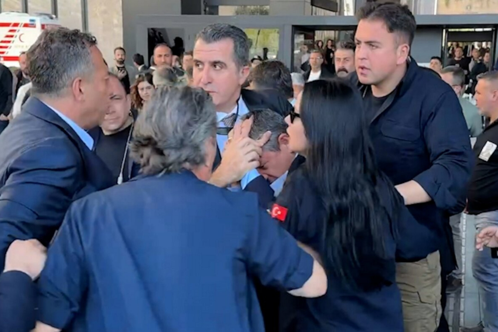 سیلی به رئیس اپوزیسیون ترکیه+ فیلم