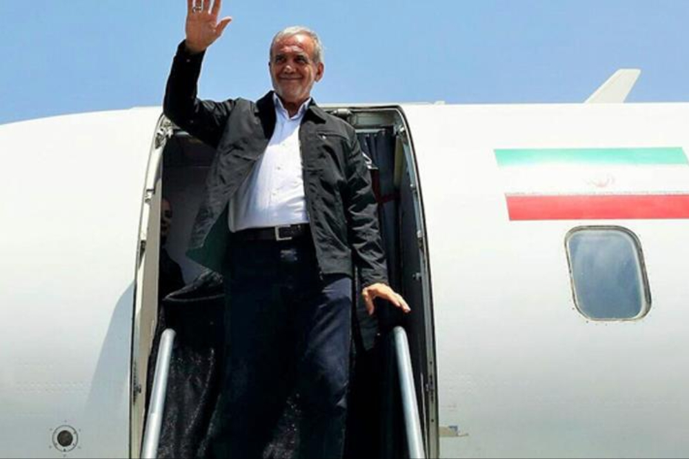 پزشکیان در بدو ورود به مشهد به دیدار مادر شهید رئیسی رفت+ فیلم