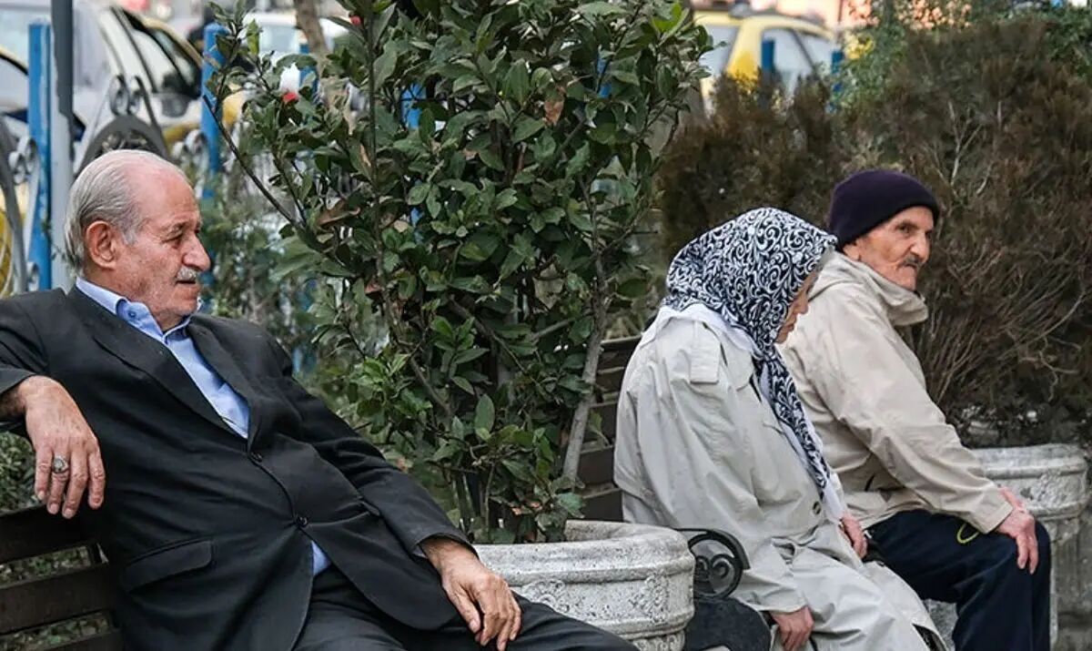 بازنشستگان منتظر حقوق، مسئولان در سکوت!