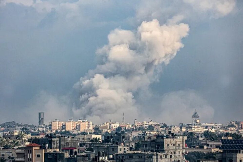 ادامه تجاوزات اسرائیل؛ حمله هوایی به انبار مجتمع پزشکی در نوار غزه + فیلم