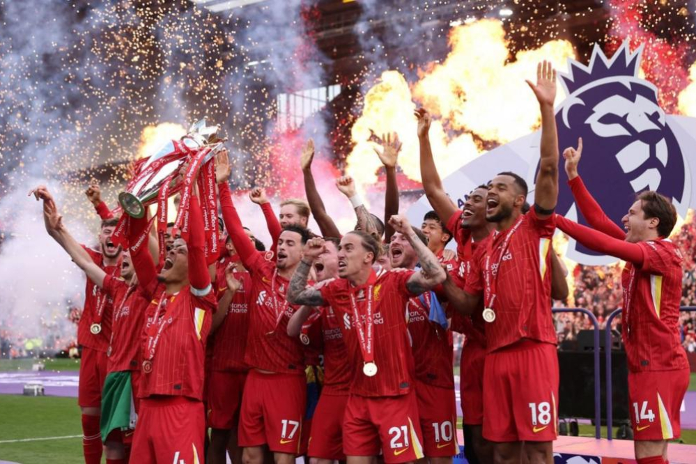 ماموریت به پایان رسید... لحظه بالا بردن جام در جشن قهرمانی لیورپول