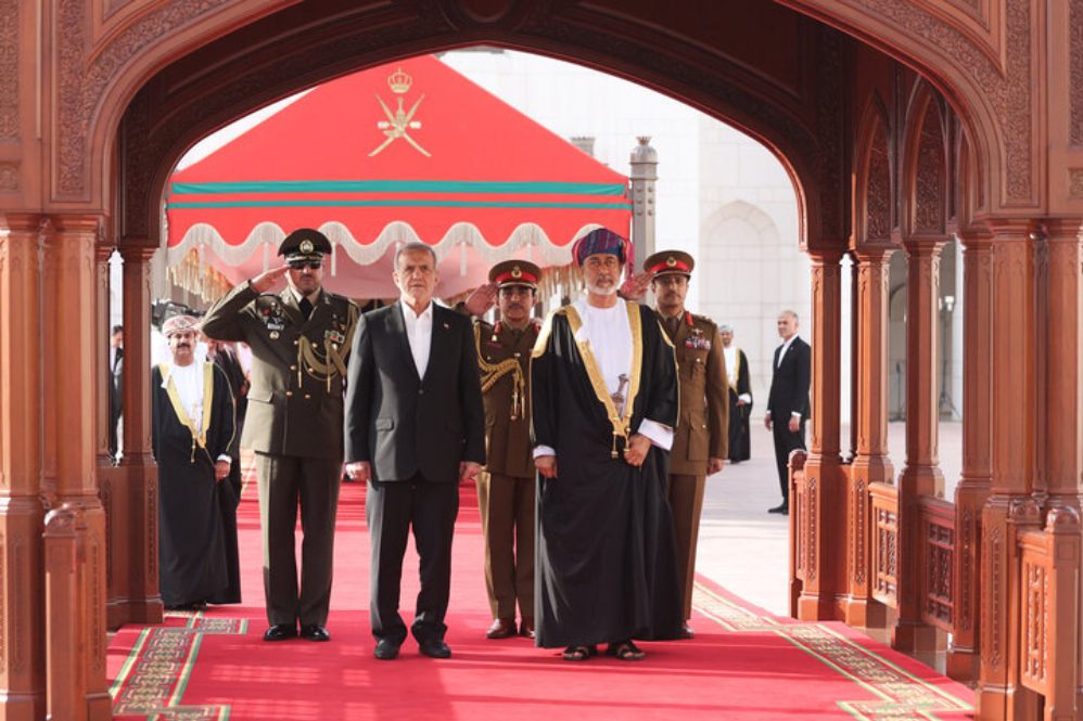 קבלת פנים רשמית נערכה לנשיא איראן על ידי סולטן עומאן.