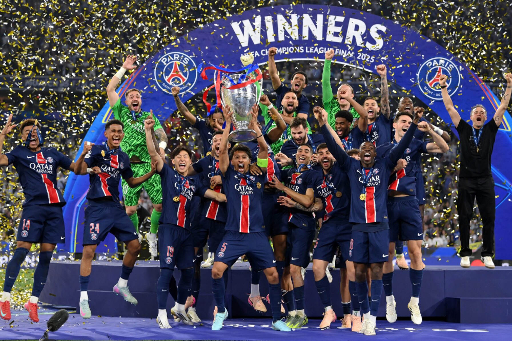 لحظه بالا بردن جام  توسط مارکینیوش، کاپیتان پاری‌سن‌ژرمن + تصاویر قهرمانی