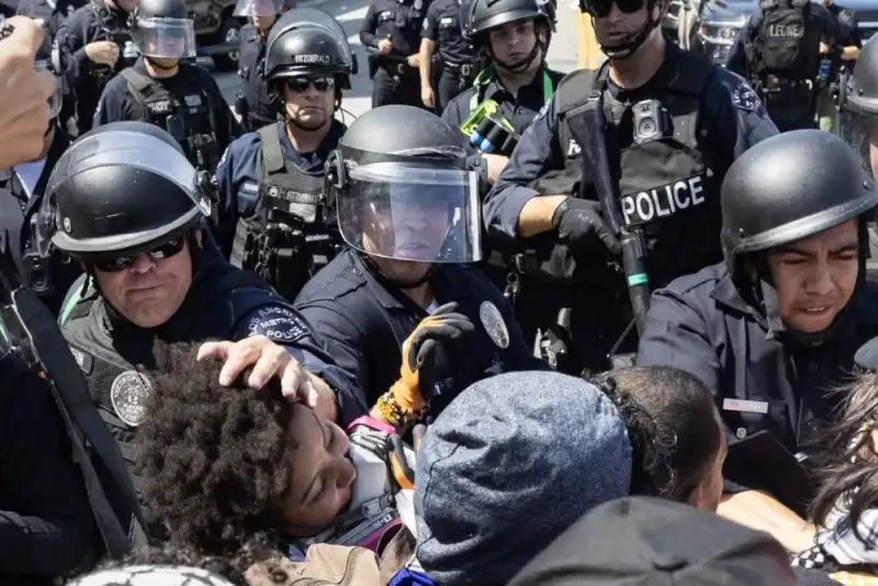 درگیری خشونت‌بار در لس‌آنجلس +علت درگیری