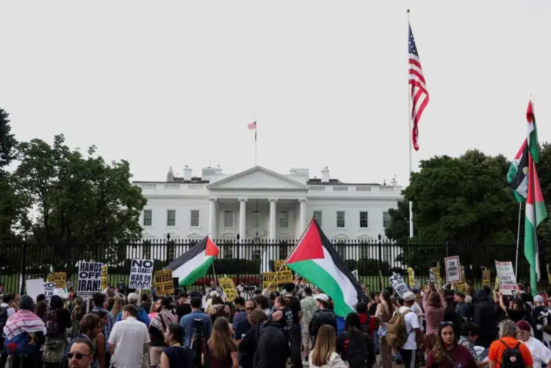 تظاهرات ضد جنگ مقابل کاخ سفید + عکس