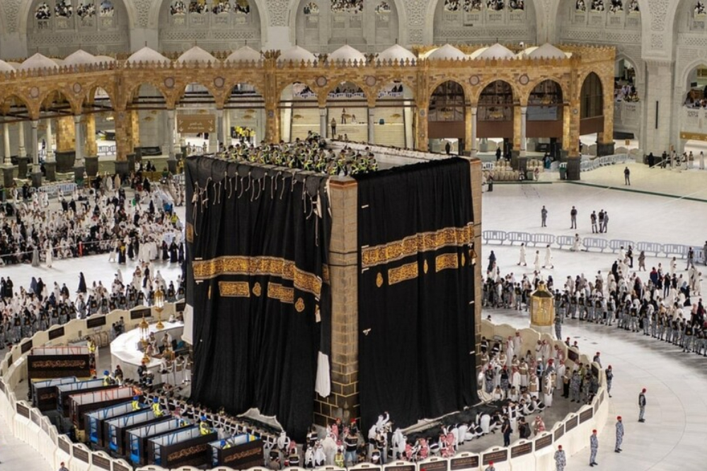 نصب پرده جدید خانه کعبه +فیلم