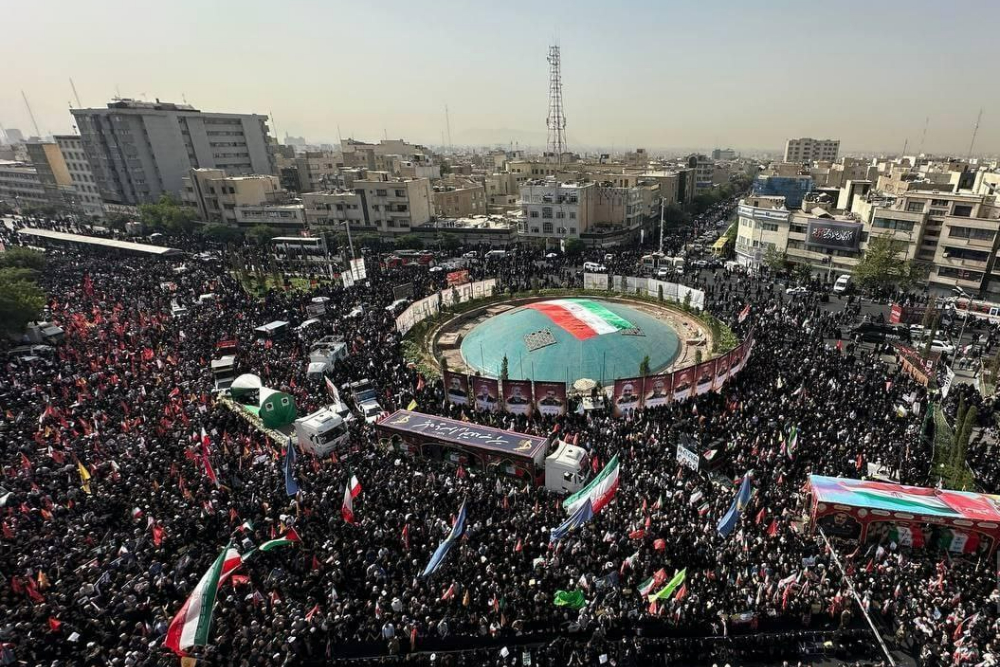 برگزاری تشییع تاریخی شهدای «عقل و اقتدار» در تهران / شمخانی هم در مراسم حاضر شد+فیلم