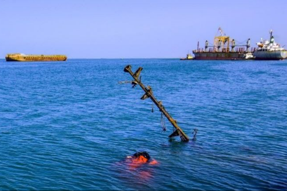 کشتی آتش‌گرفته دریای سرخ به سمت بنادر اسرائیل در حرکت بود