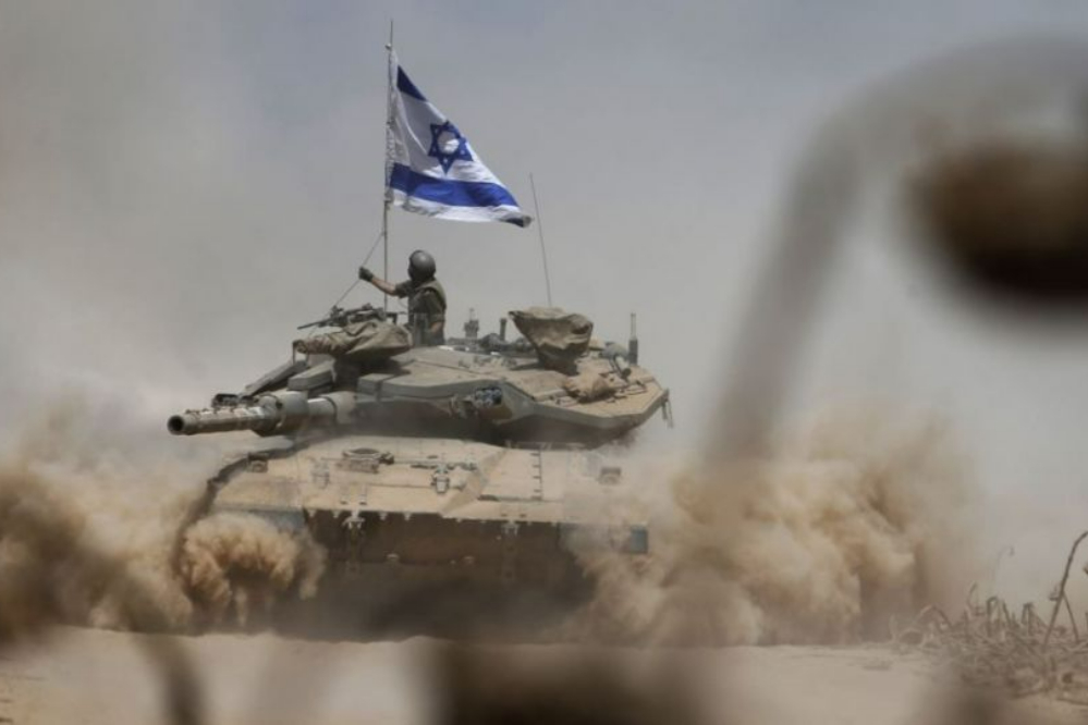 پرتاب یک بمب دست‌ساز به داخل کابین یک خودروی نظامی اسرائیلی+ ویدیو