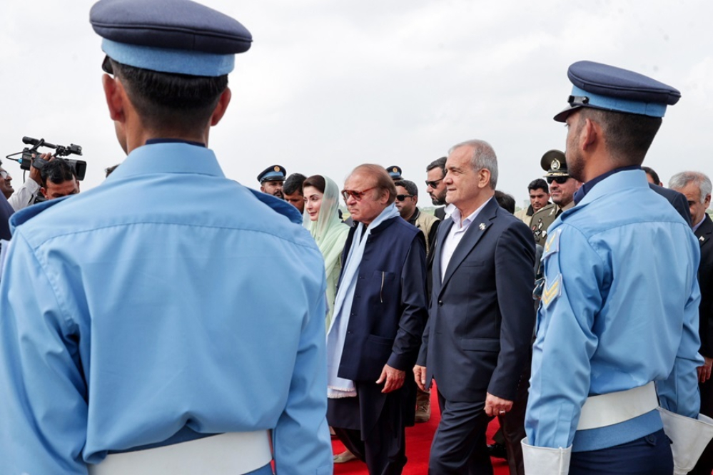 رژه‌ای با صدای اقتدار؛ رمز صداهای عجیب سربازان پاکستانی در استقبال از پزشکیان +فیلم