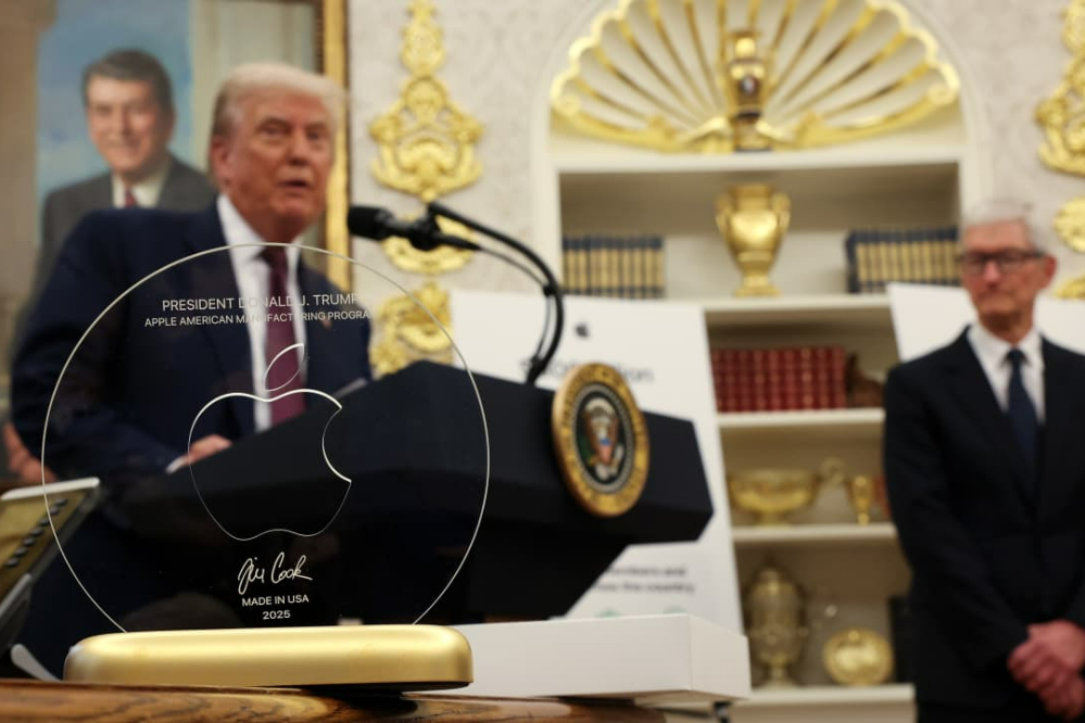 اپل با دادن هدیه‌ای خاص به ترامپ از تعرفه‌ها عبور می‌کند؟ +فیلم