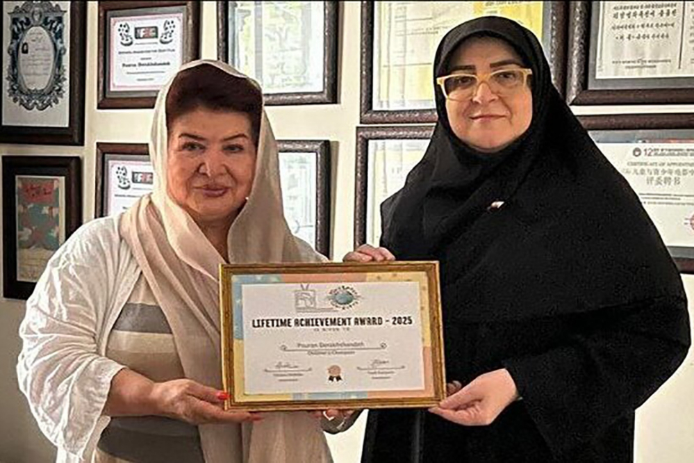 دیدار سخنگوی دولت با کارگردان مطرح سینما، پوران درخشنده