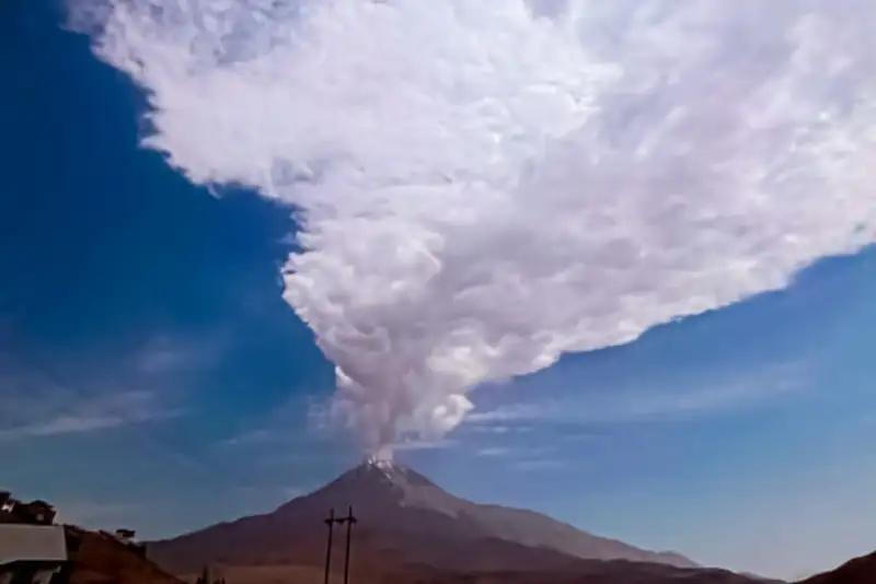 ماجرای ابرهای شکل‌گرفته بالای قله دماوند چه بود؟