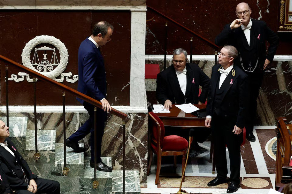 نجات لکورنو از رأی عدم اعتماد پارلمان فرانسه