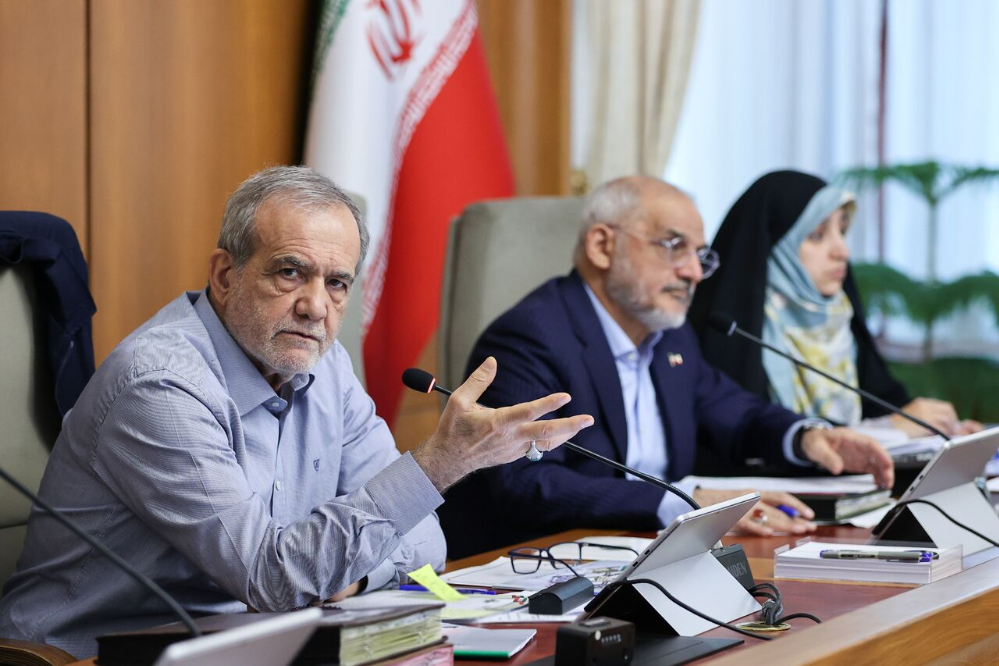 پزشکیان: هر مقرره‌ای که بر مردم  فشار اقتصادی وارد کند، باید سریع اصلاح شود