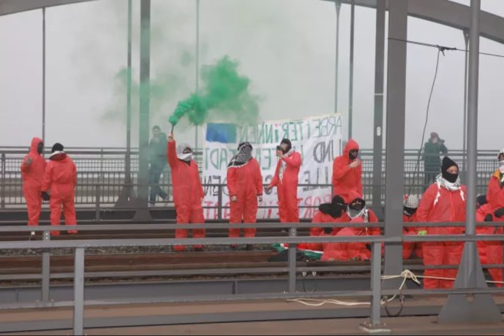 آلمانی‌ها در مخالفت با صادرات سلاح به رژیم صهیونیستی خود را زنجیر کردند