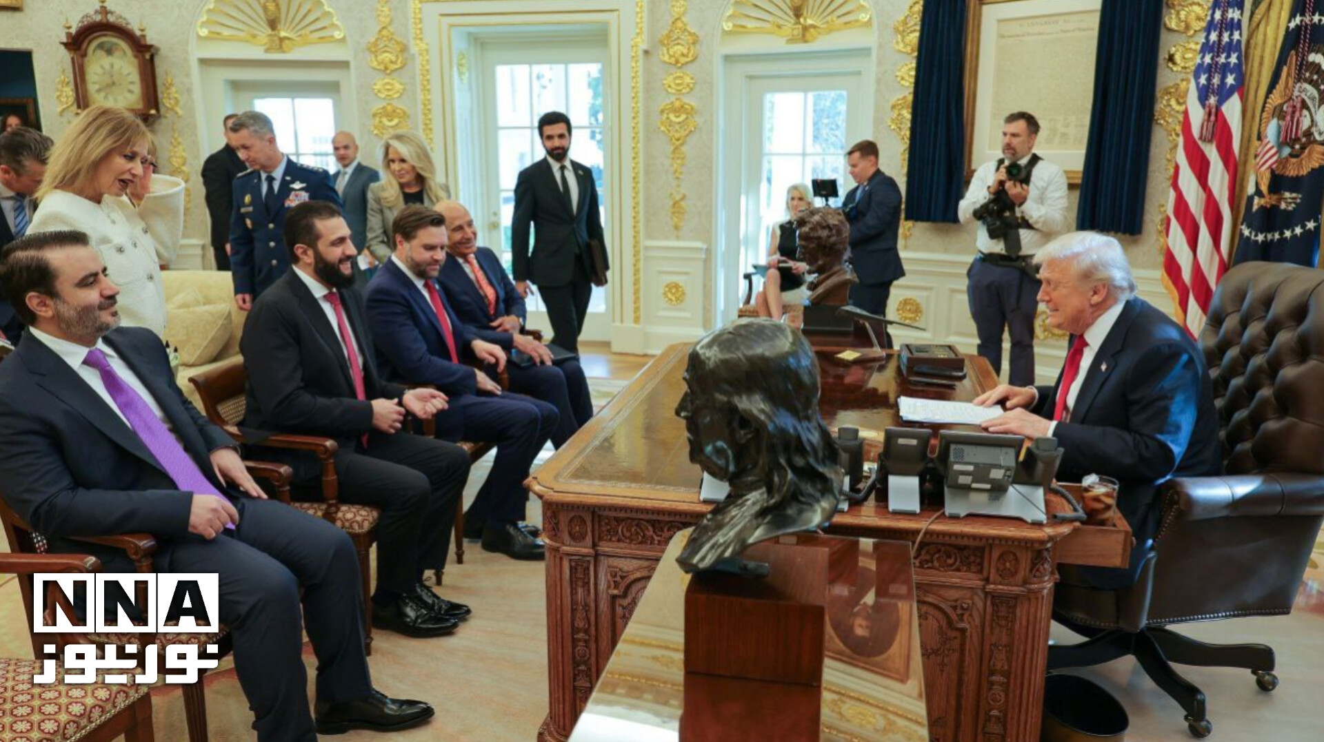 אל-שרע נכנס לבית הלבן ללא תרועות קהל ודן עם טראמפ בחיזוק היחסים, הסרת הסנקציות והסכם ביטחוני עם ישראל.