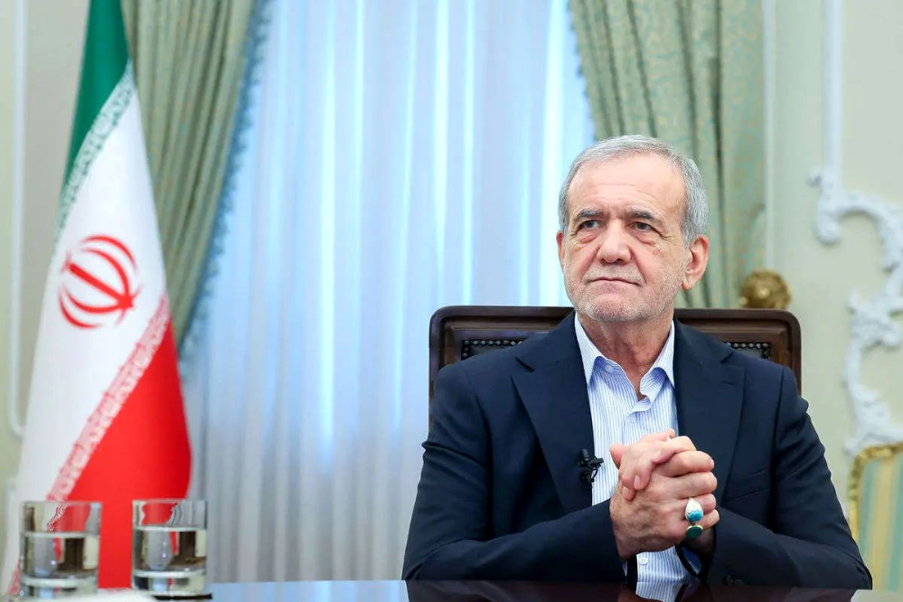 پزشکیان: ملتی که می‌خواهد زنده باشد باید کتاب را جدی بگیرد