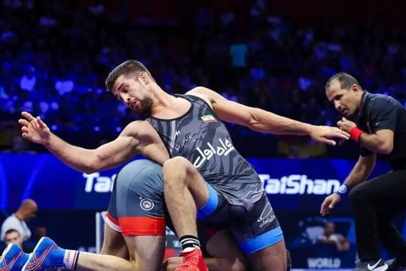 مدال طلا بر گردن یونس امامی