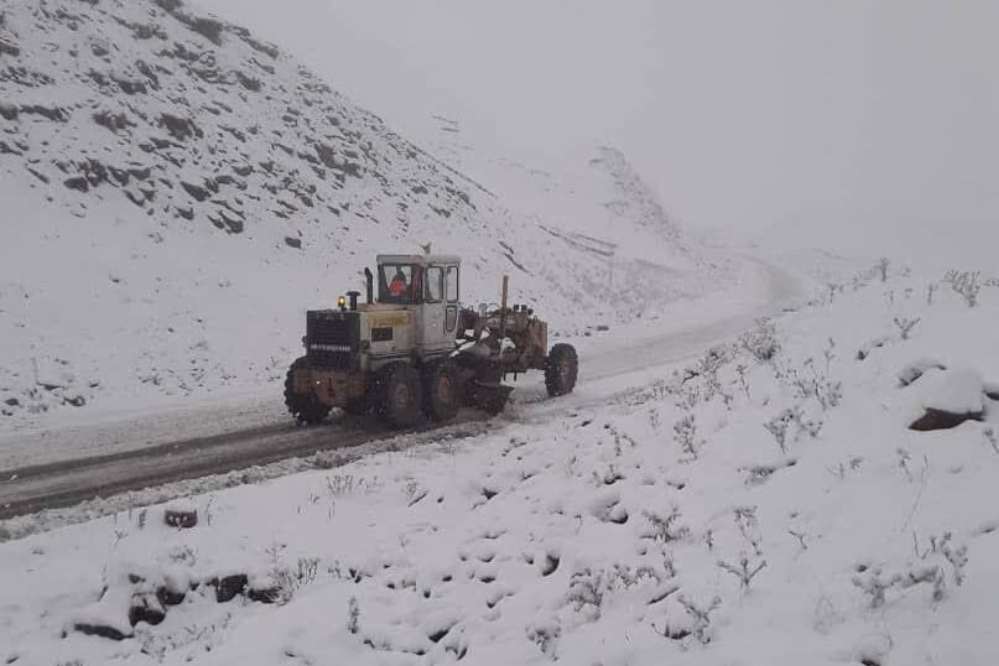 برف راه ارتباطی 60 روستای الیگودرز را بست