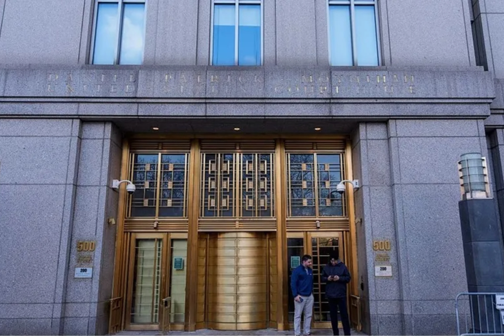 מדורו הופיע בפני שופט "יהודי" בניו יורק ביום שני. מה אנחנו יודעים עליו?