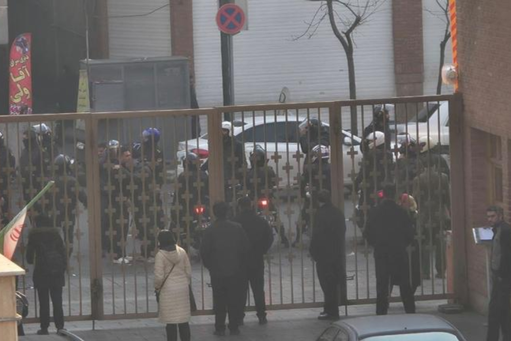 پرتاب گاز اشک‌آور به سمت بیمارستان سینا/ ماجرا چه بود؟