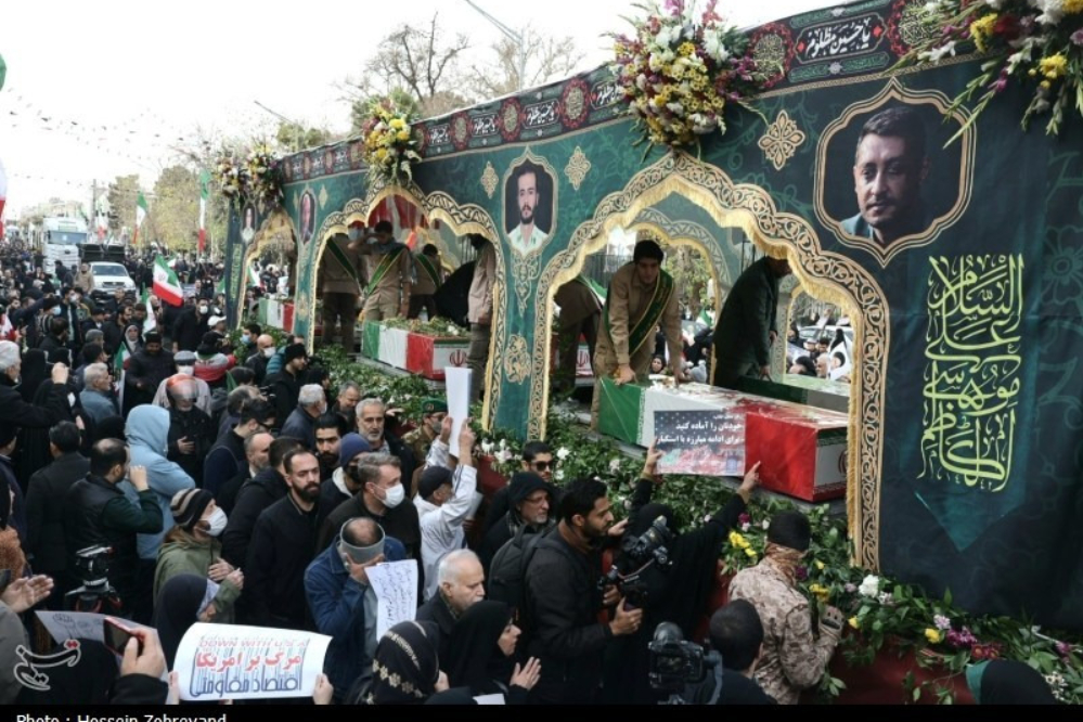 پیکر 100 شهید مردمی و مدافع امنیت روی دستان مردم قدرشناس تهران تشییع شد